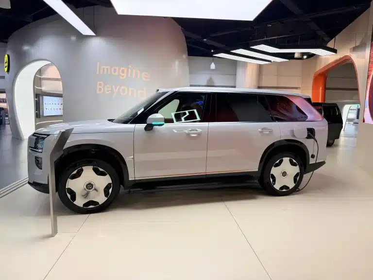 Zeekr 9X xe SUV PHEV ngoại thất trắng